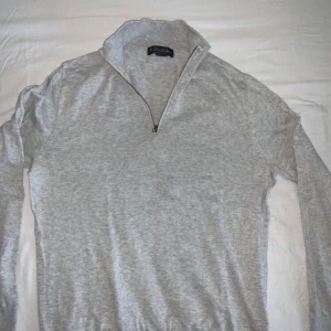 grå halfzip  - Grå halfzip 