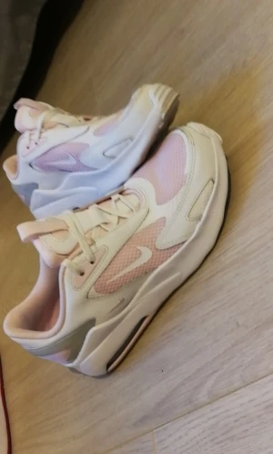 Nike skor  - Super fina skor som inte kommer till användning🌸 använda max 2 gg, Strl 38/39🌸 Tar endast swish, Köparen står för frakt 🌸