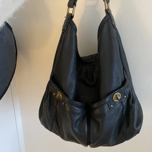 Marc jacobs väska  - Säljer min fina väska från Marc jacobs som rymmer så mycket!! Skolböcker och dator mm. Har använt en del men inget som märks tydligt! Det enda är att magneten inte funkar!