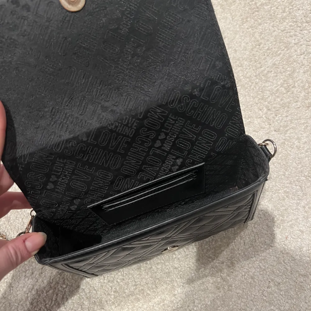 Säljer en så fin love moschino Evening crossover Väska i svart konstläder. Väskan är som ny då den är sparsamt använd 🖤nypris: 1200:- dustbag tillkommer. . Väskor.