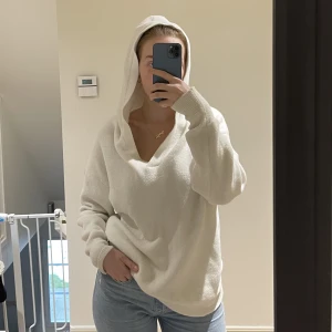 Oversized, mjuk tröja från Zara.  - Härlig vit tröja från zara, tröjan har två (nästintill obefintliga) noppror.