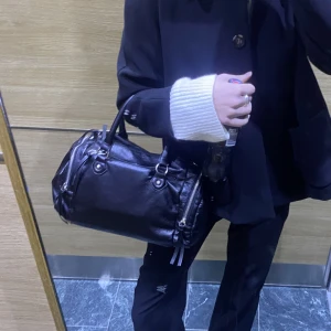 Väska - Säljer en av mina favoritväskor pga att jag har fler liknande, sååå fin och passar till allt! 