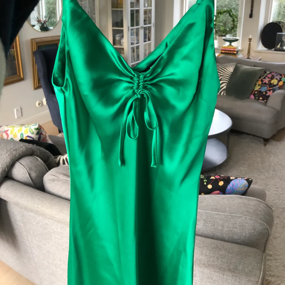 Säljer en perfekt fin grön klänning, passar till både sommar och vinter! Den är XS men passar absolut en S också då jag har S i vanliga fall!. Klänningar.
