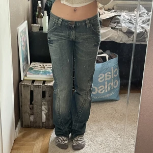 Desigual lowwaist jeans - Nyskick från plick! Aldrig använda av mig. Supersnygga med coola detaljer!!