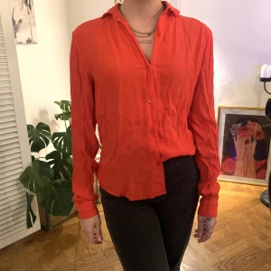 Röd skjorta - Jättesnygg röd skjorta - oversized men faller väldigt snyggt. Bra skick!