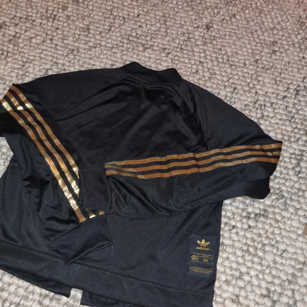 Retro Adidas Orignials jacka i nyskick, endast dragsko i nedre delen saknas, lätt åtgärdat, annars i topp och passar som både jacka & tröja.   Kan mötas upp i Stockholm eller skicka om köparen betalar frakt. Hoodies.