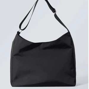 Weekday Väska - Säljer denna väskan från Weekday pga då den inte kommer till användning för mig. Använd fåtal gånger och därav som ny i skicket 😍 