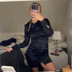 Svart klänning  - En sjukt snygg klänning från Bershka, helt ny och säljer den då jag beställde den i fel storlek, så skönt material!! 