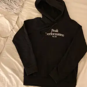 En svart peak performance hoodie i storlek Xs