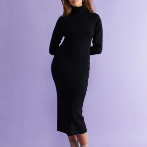 Ribbstickad svart klänning//nyskick - Köpt på Gina tricot för 599 kr Sitter så snyggt och är rejält i materialet🌸 Xs men funkar även en S 