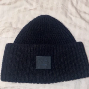 Acne mössa svart - Säljer denna fina acne mössan i nysick, sparsamt använd ser helt ny ut. Pris kan diskuteras vid snabbaffär kan posta redan idag (24/11) 