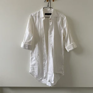 Vit skjorta - En snygg vit herrskjorta i storlek M. I princip oanvänd. För fler bilder eller mått kontakta mig! 