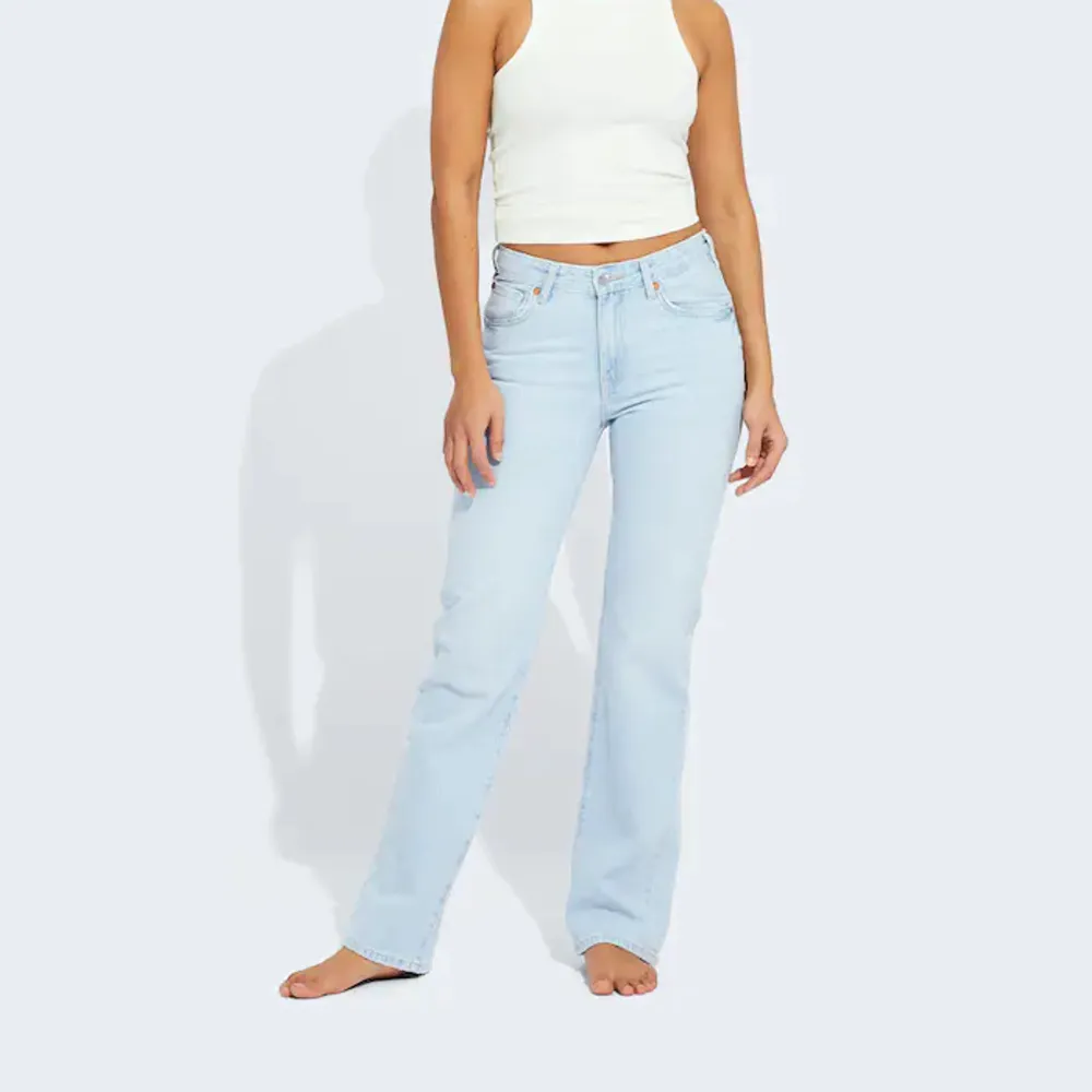 Ljusblå lågmidjade straight jeans från bikbok, stl 28/34 . Jeans & Byxor.