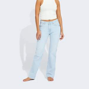 Ljusblå lågmidjade straight jeans från bikbok, stl 28/34 