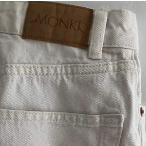Naturvita jeans från Monki.  Använda men i mycket gott skick. Rökfria.  Strl 25 / 160 cm 