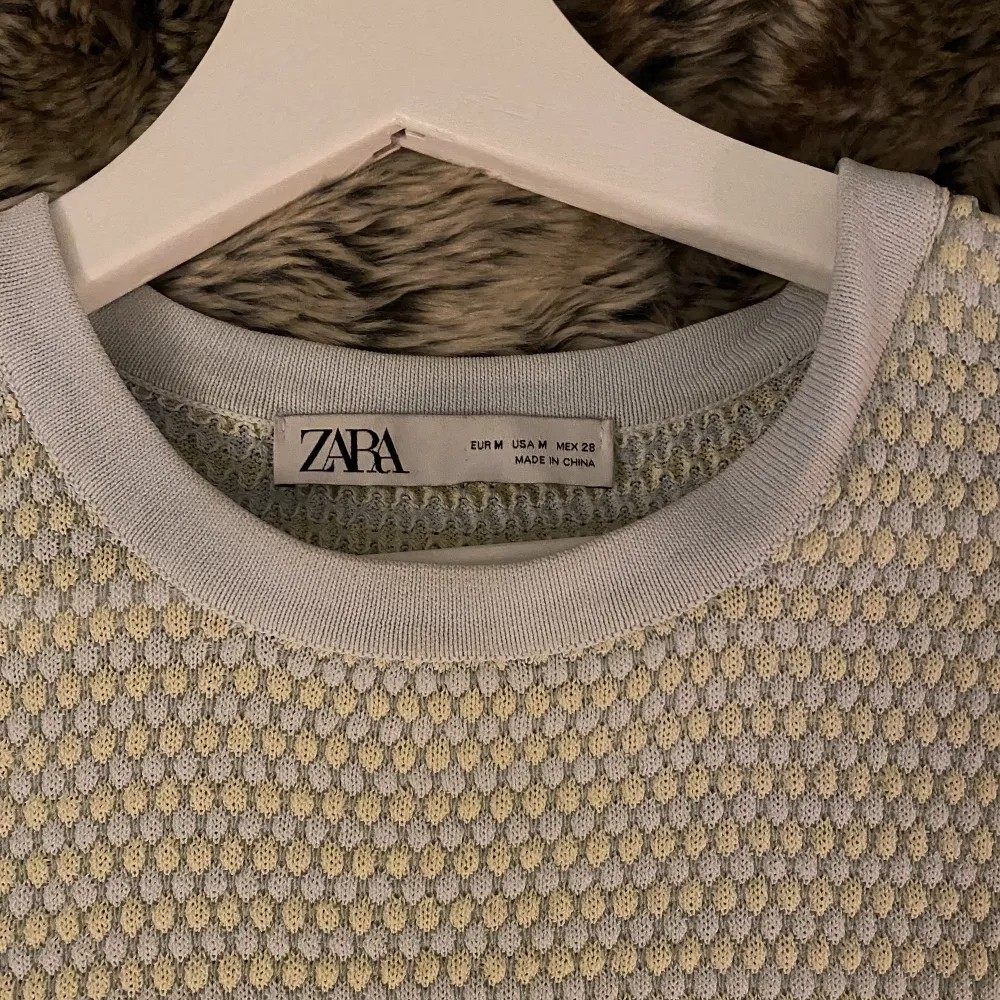 Så fin stickad tshirt från zara (köpt för mer än 1 år sen). Säljer för att den inte kommer till användning. Den är i M men passar även till S. Toppar.