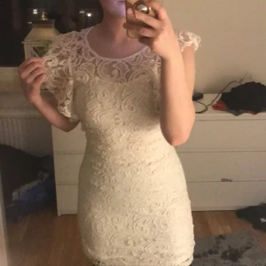 Vit klänning  - Säljer denna klänning som är använd en gång