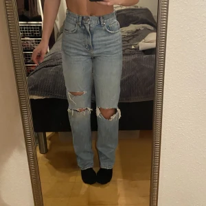 Jeans Gina Tricot - Raka jeans från Gina Tricot med hål på. Sparsamt använda, i bra skick. Bara att skriva vid frågor. Endast Swish och post. 