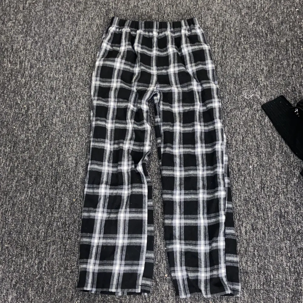 Randiga pyjamas byxor i storlek Xs.. Farkut & Housut.
