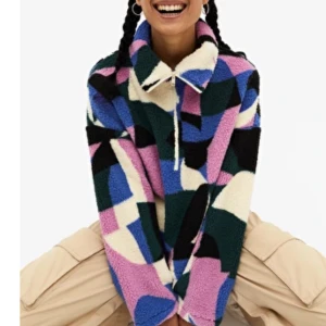 Helt ny Fleecetröja från Monki - Populär, endast provad teddyfleece från Monki. Så sjukt skön men tyvärr passade den inte mig. Oversized i strl. (Modellen bär strl. S)