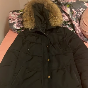 Storlek M - Hej jag har använt den här jackan två gånger bara den är helt ny den är i storlek M.