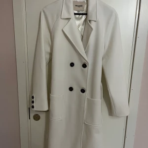 Vit kappa - Superfin kappa från Sanne Alexandra i storlek S som jag inte fått mycket användning av. Pris kan diskuteras och jag kan mötas upp i Göteborgsområdet🤍