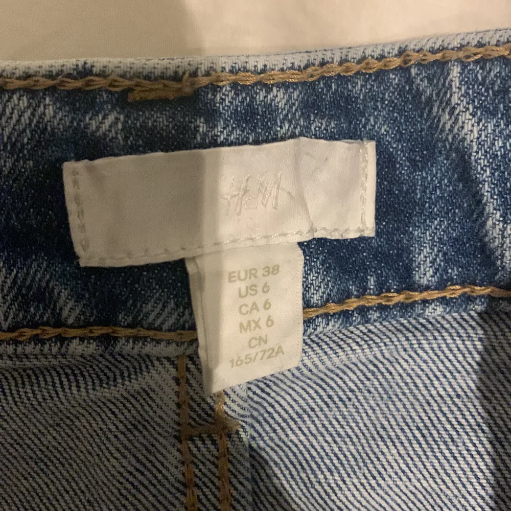 Ett par jätte fina bootcut jeans med slits i storlek 38. De är lite för korta på mig som är 173 skulle säga att de passar någon mellan 165-170. De sitter mer som storlek 36. De är knappt använda. Fråkt på 66 kr tillkommer💕. Jeans & Byxor.