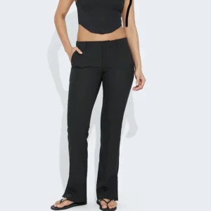 Lågmidjade kostymbyxor  - Säljer dessa super fina lågmidjade kostymbyxorna från Bik Bok i modellen Vera, nästan helt oanvända