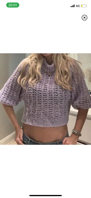 Lila stickad tröja - Lila tröja med stora trekvartsärmar. Köpt på ginatricot och i fint skick. Skriv gärna vid frågor!🥰(lånade bilder)