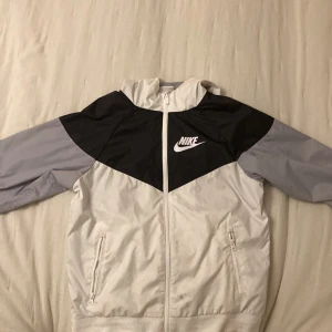 Nike - Jag har haft den lite men inte så mycket jag tycker den är i bra skick en liten fläck men det går nog bort i tvätten