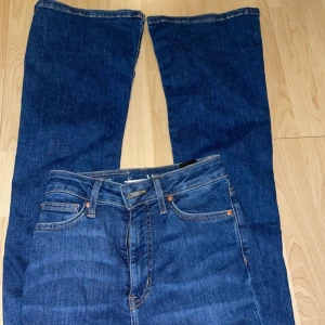 Bootcut jeans  - Bootcut jeans från bikbok. Helt nya storlek Xs, färg blå.
