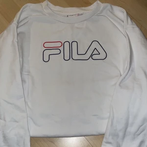 Fila tröja - Vit fila tröja. Storlek M, jätte fint skick!