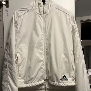 Adidas windbreaker - Vit superfin windbreaker. Nästintill oanvänd! Köpare står för frakt
