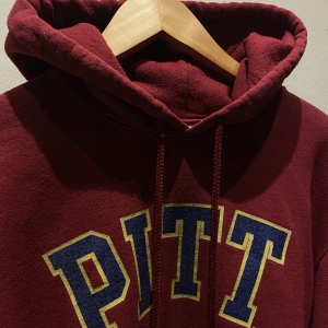 Vintage hoodie strl S - Skit snygg vinröd hoodie/collegetröja med tryck, köpt secondhand. Säljer då den ej kommer till användning längre.  Köparen står för frakt.