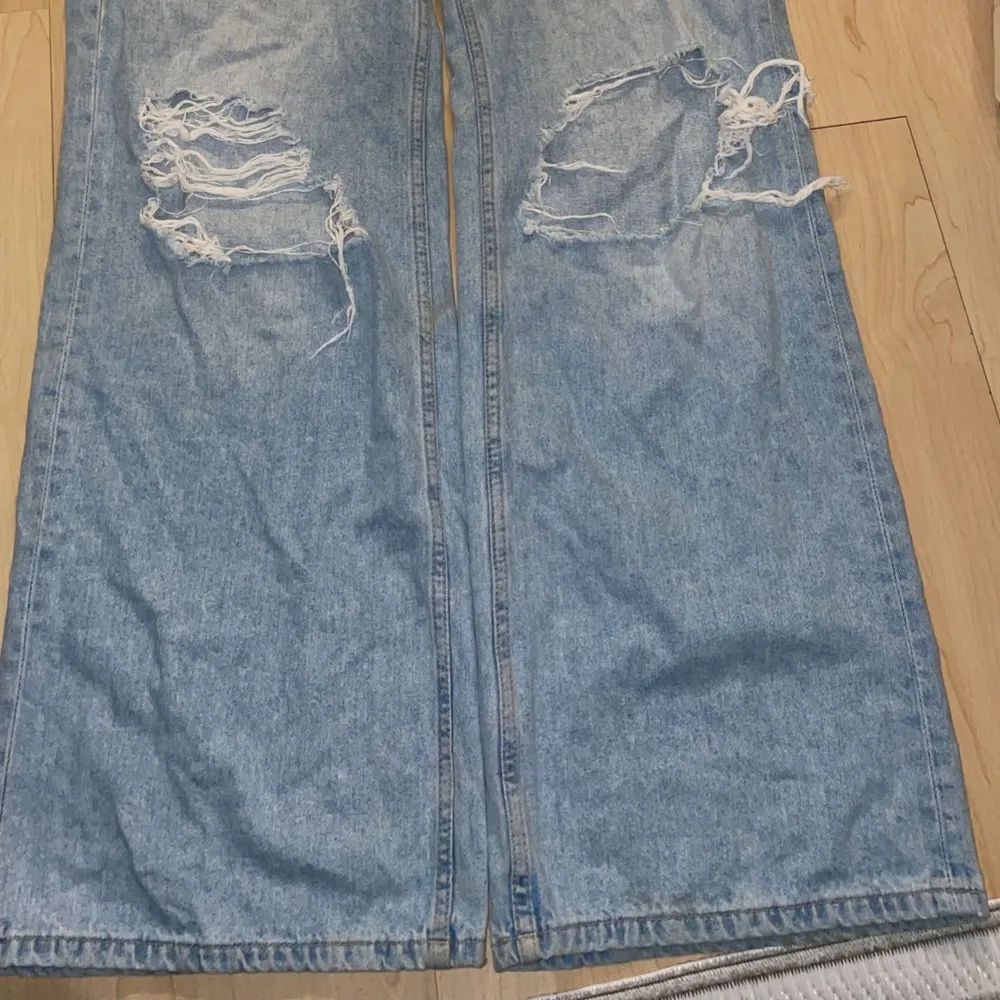 Håliga jeans från hm, storlek M. Jeans & Byxor.