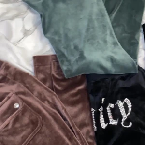 Xs - Säljer bara dessa svarta med text o dem gröna med bra skick inget av dem kmr till användning inga märken är p dem elr så 