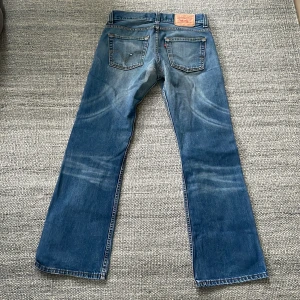 Levis 512  - Vintage levis jeans i modell 512, size 30/32, bra skick ett litet hål på första bilden men de är i fickan så inget som spelar roll! 