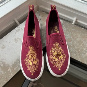 Harry Potter skor - Hogwarts tryck på sneakers. Använda ett fåtal gånger, perfekt tillskott i garderoben för ett Harry Potter fan. Köpare står för frakt.