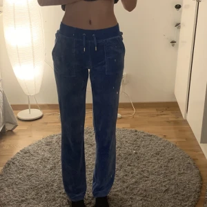 Blåa Juciy byxor  - Säljer dessa blåa Juciy byxor i färgen Regatta. Pågrund av att jag inte använder dem längre. Väldigt fint skick. Skriv privat för fler bilder eller frågor :)