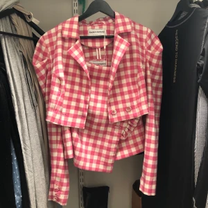 Rosa set S  - Finns fler bilder om man vill ha. Pris går att diskutera. Aldrig använd. 