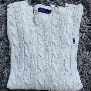 Ralph Lauren Tröja  - Kabelstickad Ralph Lauren tröja! Färg: Cream, vit.  Storlek S  Meetup eller så står köpare för frakt 