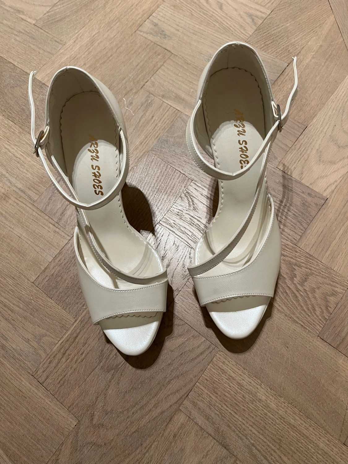 Vita klackskor strl 39 - 90