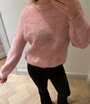 Rosa stickad tröja - Världens finaste rosa stickad tröja!!!!! Lite olika nyanser av rosa vilket är väldigt snyggt och ett fint mönster😍💖Mycket bra skick! 