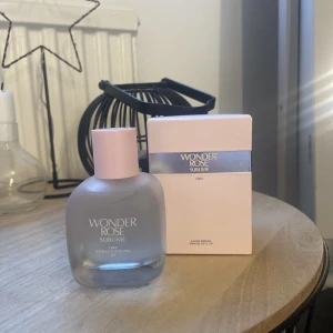 Zara parfym wonder rose  - Säljer denna underbara zara parfym.  Lukta super gott på min vän men tyvärr inte min doft, använd Max 5 gånger.  Luktar lite ros aktigt 