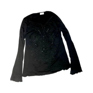svart tröja  - jättefin tröja med rhinestones köpt humana, obs några stenar har fallit bort men man kan lätt klistra dit nya!🖤🕸🗡🤍