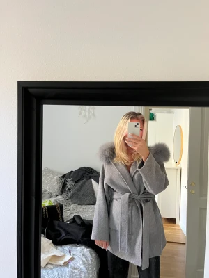 Kappa med päls  - Lägger upp ännu en gång pga väldigt oseriösa köpare❤️Köp endast om ni är seriösa, självklart kan ni ställa frågor🥰Jättefin kappa och jättebra skick 😇Pris kan diskuteras vid snabb affär ⚡️
