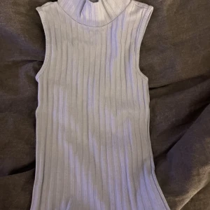 Polotopp  - Polotopp från Ginatricot. Säljermpågrund av att jag inte använder den längre. Köparen står för frakten.