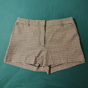 Rutiga shorts i brunt, beiget och svart - Söta shorts som är för små för mig. Påminner lite om 2010s tumblr stilen, väldigt indie/twee. Köpta secondhand. Om du vill ha fler bilder eller undrar något så är det bara att fråga! :) 