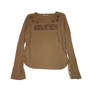 tröja med pärlor - jättefin tröja köpt vintage och endast använd en gång, obs en av trådarna med pärlor är lös men det går att sy fast igen🤎🤎🤎