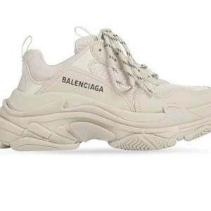 Balenciaga skor - Säljer skorna i ny skick, använda fåtal gånger. Storlek 37  Köpta för 9500kr men säljer för 6000kr  Kvitto och allt medföljer! 